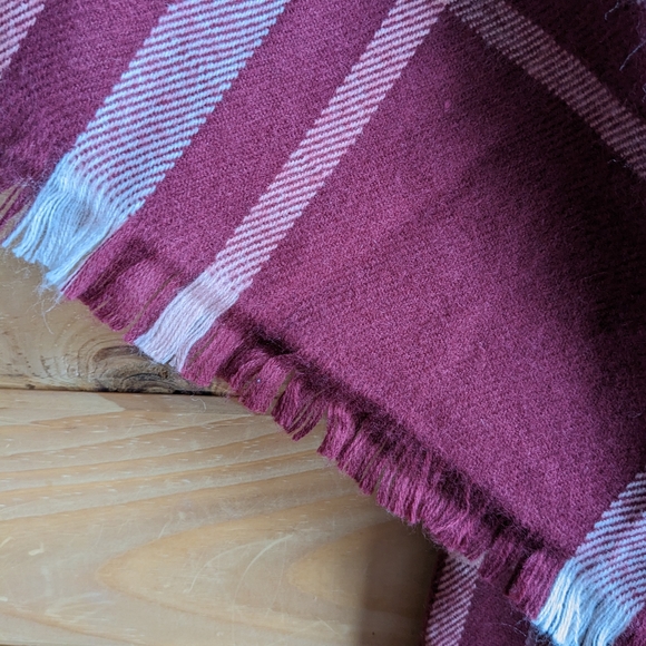 EUC Scarf/Shawl - Picture 2 of 5